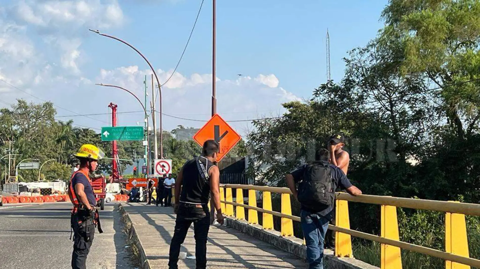 Hombre intentando aventarse del puente